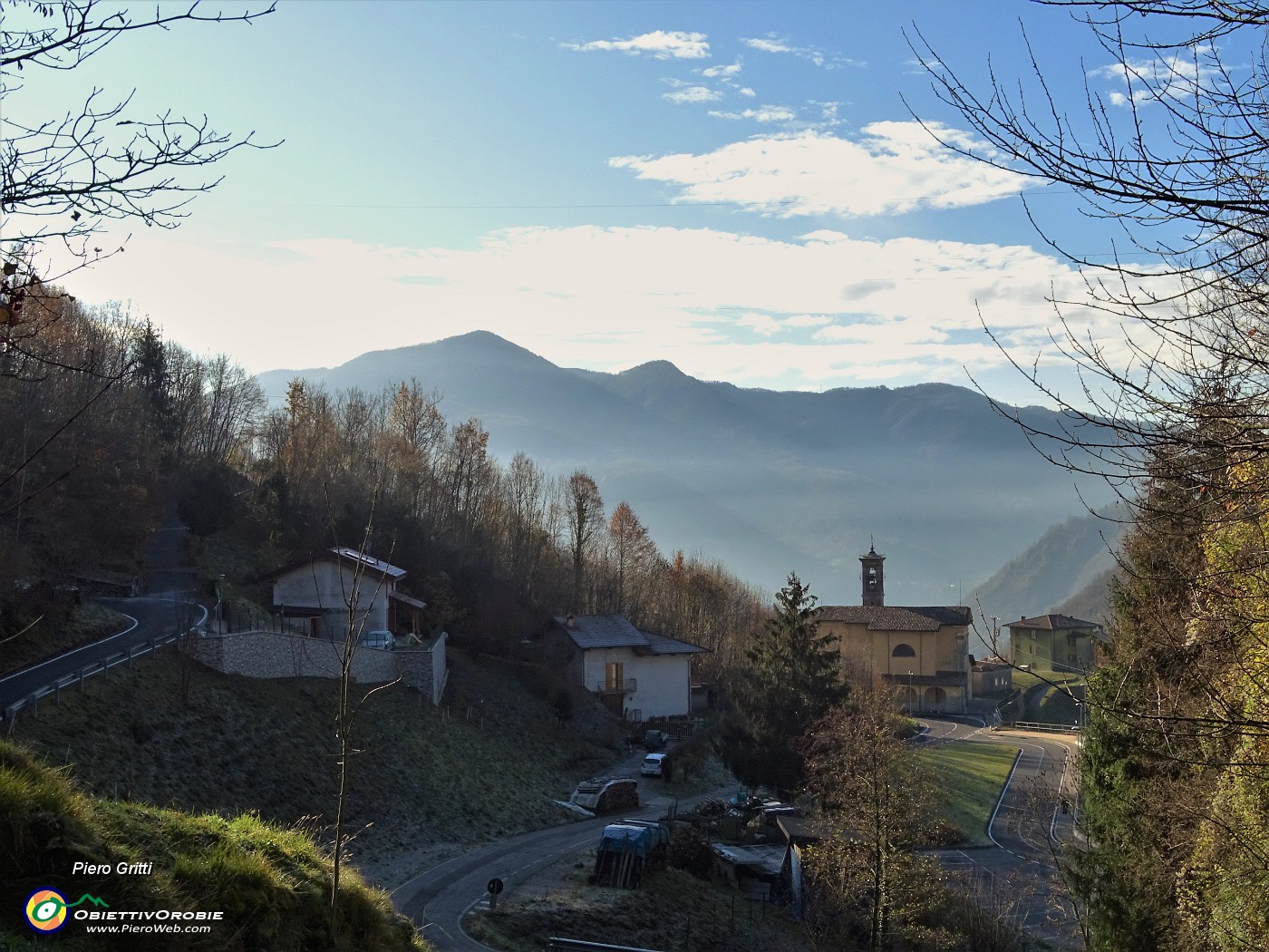 39 Salendo alla contrada Tessi vista verso la Chiesa di Spino al Brembo e il Canto Alto .JPG